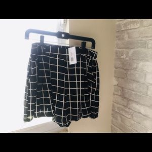🆕NEVER WORN🆕 Black and white satin shorts!